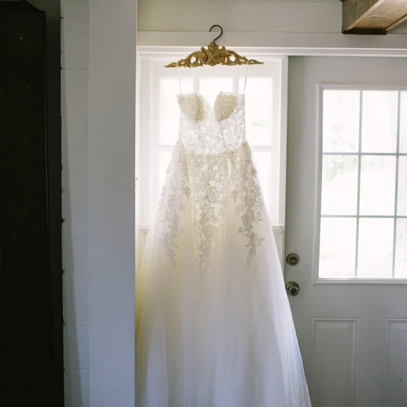 David’s Bridal Ivory Sheer Lace and Tulle Ball Gown Wedding Dress - Picture 4 of 10